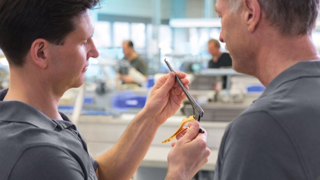 A B. Braun alkalmazottai képzést nyújtanak az eszközök használatával és az orvostechnikai eszközök karbantartásával kapcsolatban.