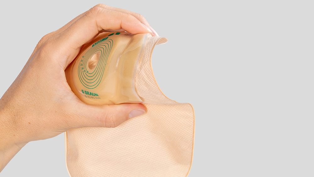 Kéz egy konvex sztómazsákot tart