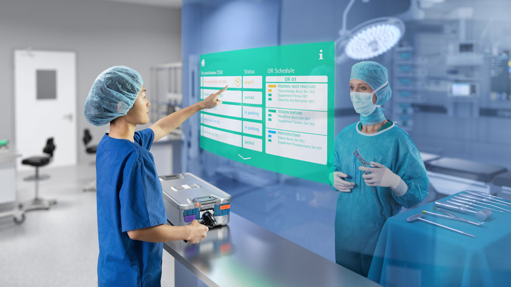 A CSSD-munkatárs beszkennel egy steril tartályt, és megjeleníti az eredményeket a képernyőn a műtővezetőnek