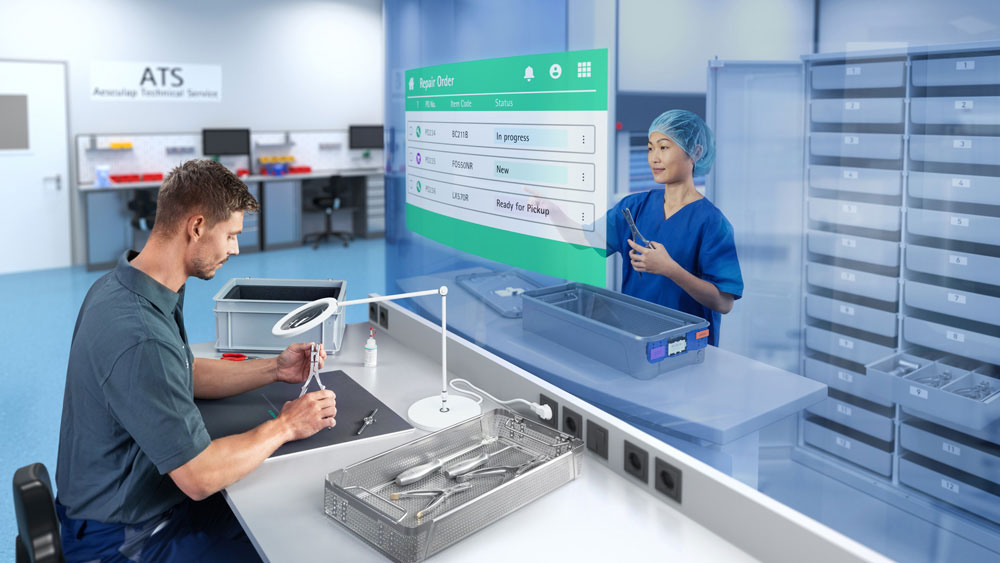 A műszaki szerviz és a sterilkészlet-ellátásért felelős munkatárs kéz a kézben dolgozik