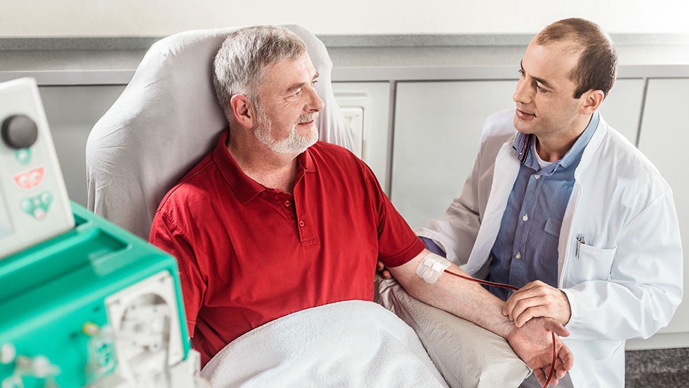 Beteg aferéziskezelést kap az orvos jelenlétében