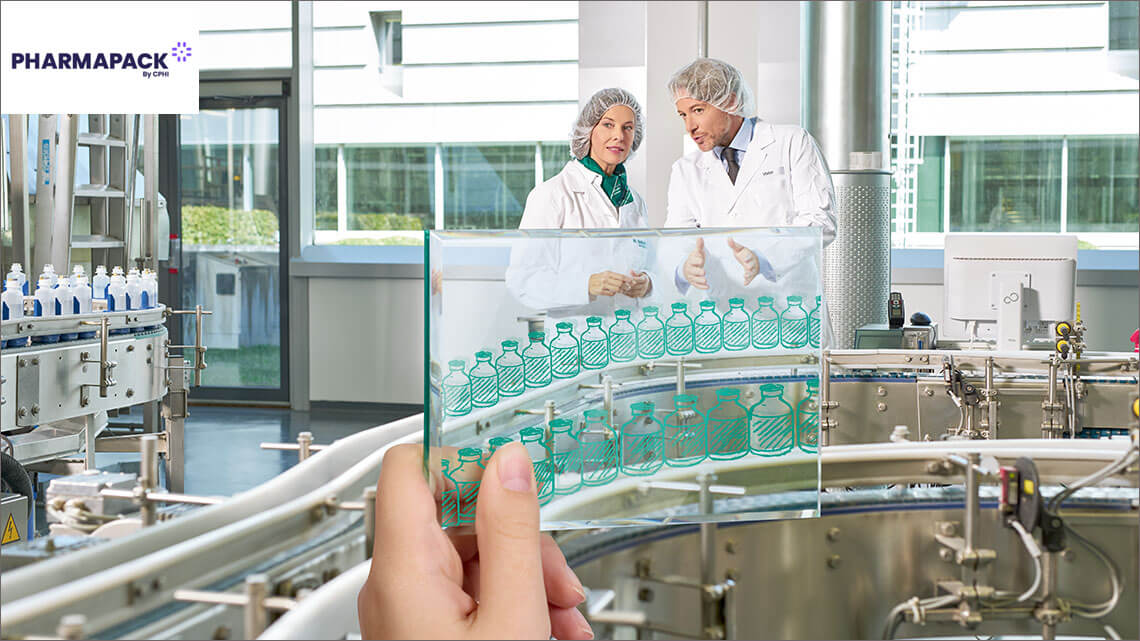 Két laboratóriumi kabátban dolgozó termelő munkatárs beszélget