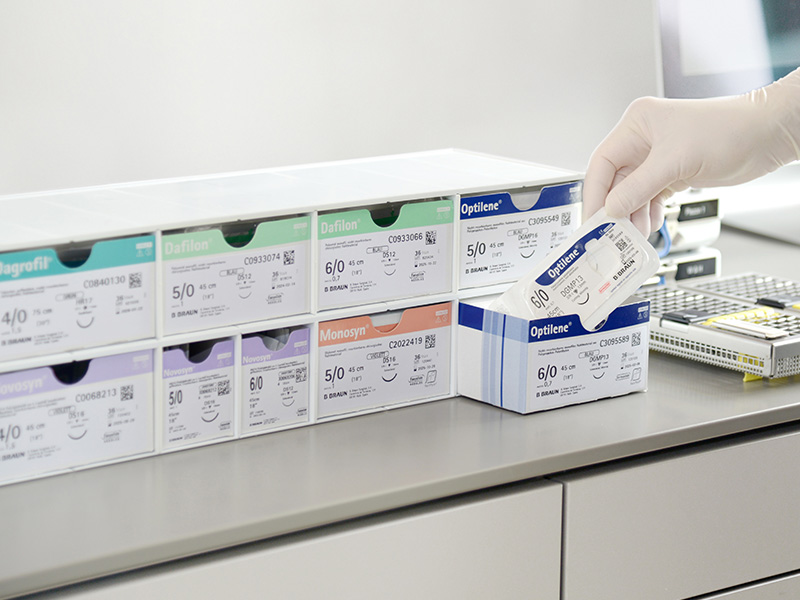 Fogászati varrófonalakkal ellátott tartó