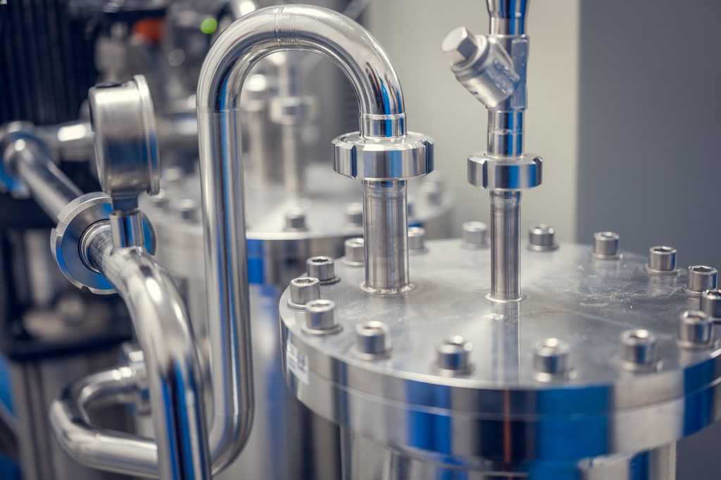 Közeli felvétel a B. Braun AQUAboss vízkezelő rendszeréről hemodialízis alkalmazásokhoz felülről 