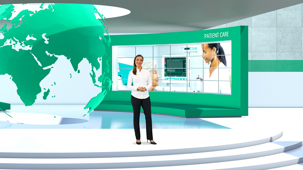 Egy nő egy nagy prezentációs képernyő előtt áll