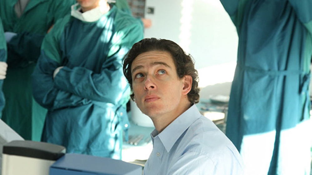 Prof. Vajkoczy egy gyakorlati workshopon a többi résztvevővel