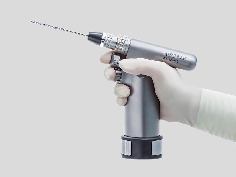 A sebészeti motorrendszert egy kesztyűs kéz tartja