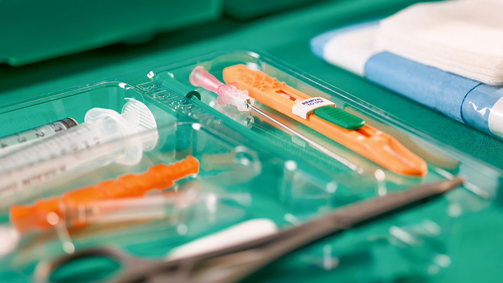 Sebészeti műszerek tálcán