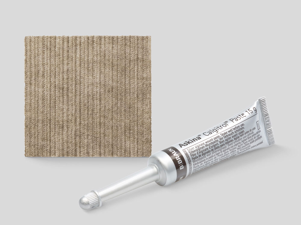 Egy nagy és egy kis Askina Calgitrol pasztatubus egymás mellett