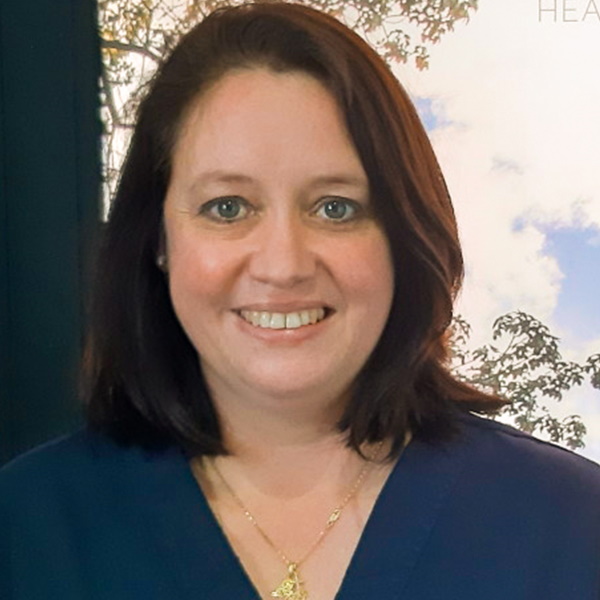 Egy mosolygó nő képe